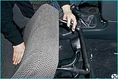 Снятие кресел автомобиля ВАЗ