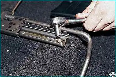 Снятие кресел автомобиля ВАЗ