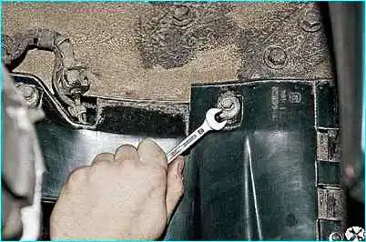 Замена переднего крыла автомобиля ВАЗ-2110 Замена переднего крыла автомобиля