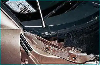 ВАЗ-2110 Снятие облицовки и накладки ветрового окна