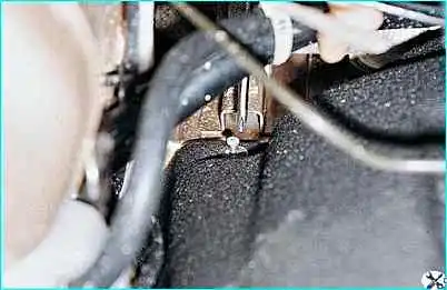 ВАЗ-2110 Снятие облицовки и накладки ветрового окна