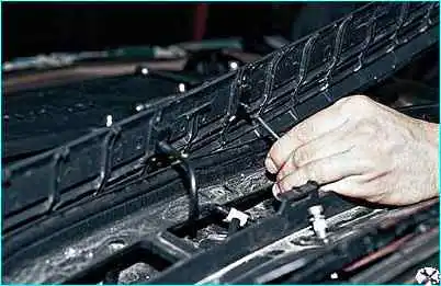 ВАЗ-2110 Снятие облицовки и накладки ветрового окна