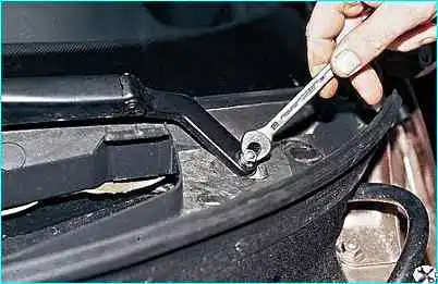 ВАЗ-2110 Снятие облицовки и накладки ветрового окна