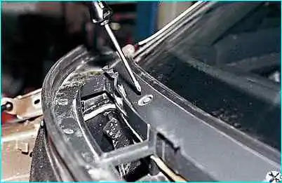 ВАЗ-2110 Снятие облицовки и накладки ветрового окна