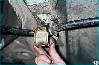 Снятие стабилизатора подвески Снятие стабилизатора подвески ВАЗ