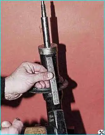 Снятие и ремонт стойки подвески ВАЗ