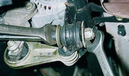 Снятие и ремонт рычага передней подвески автомобиля ВАЗ-2110