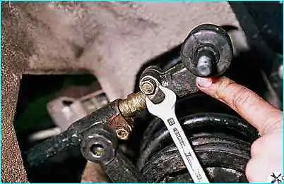 Снятие рулевых тяг и наконечников ВАЗ