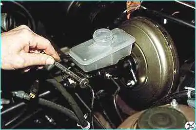 Снятие главного тормозного цилиндра ВАЗ-2110