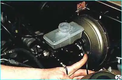 Снятие главного тормозного цилиндра ВАЗ-2110