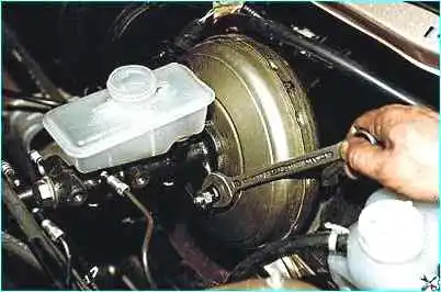 Снятие главного тормозного цилиндра ВАЗ-2110