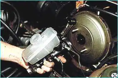 Снятие главного тормозного цилиндра ВАЗ-2110