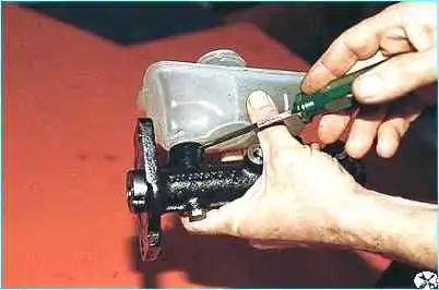 Снятие главного тормозного цилиндра ВАЗ-2110