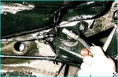 Снятие заднего тормозного шланга ВАЗ-2110
