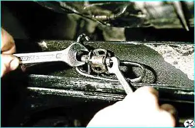 Снятие заднего тормозного шланга ВАЗ-2110