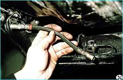 Снятие заднего тормозного шланга ВАЗ-2110