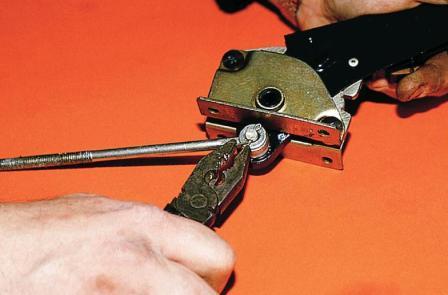 Как снять и отрегулировать узлы ручника ВАЗ-2110