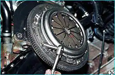 Замена деталей сцепления автомобиля ВАЗ-2110 Замена деталей сцепления автомобиля