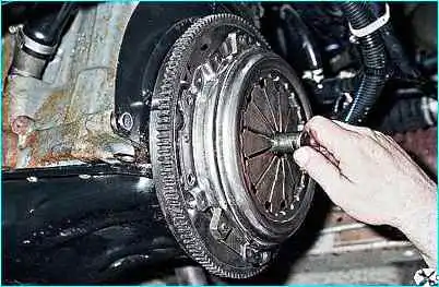 Замена деталей сцепления автомобиля ВАЗ-2110 Замена деталей сцепления автомобиля