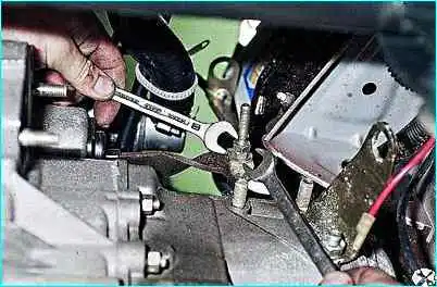 Замена троса сцепления автомобиля ВАЗ-2110 Замена троса сцепления автомобиля
