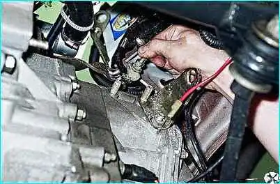 Замена троса сцепления автомобиля ВАЗ-2110 Замена троса сцепления автомобиля