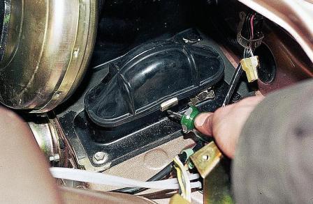 Снятие и регулировка троса сцепления автомобиля семейства ВАЗ-2110