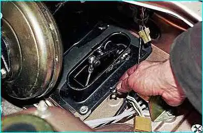 Замена троса сцепления автомобиля ВАЗ-2110 Замена троса сцепления автомобиля