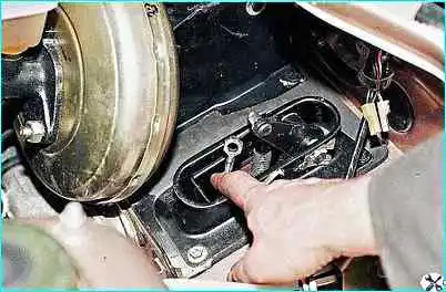 Замена троса сцепления автомобиля ВАЗ-2110 Замена троса сцепления автомобиля