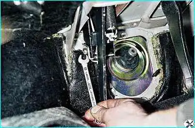 Замена троса сцепления автомобиля ВАЗ-2110 Замена троса сцепления автомобиля