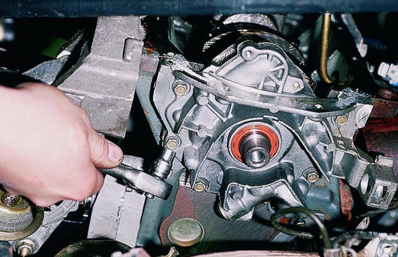 Removing and disassembling the engine oil pump