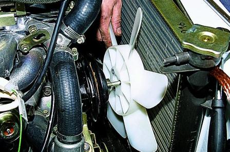 Снятие крышки насоса охлаждающей жидкости автомобиля ВАЗ-2121