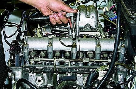 Снятие распределительного вала и рычагов привода клапанов двигателя ВАЗ-21214