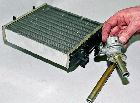 Снятие радиатора отопителя с краном автомобиля ВАЗ-2121