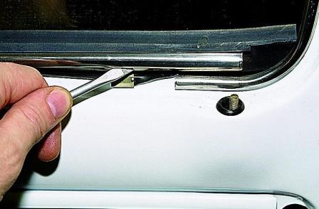 Замена стекла и стеклоподъемника двери автомобиля ВАЗ-2121