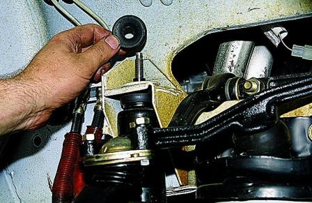 Проверка исправности и замена переднего амортизатора автомобиля ВАЗ-21213, ВАЗ-21214