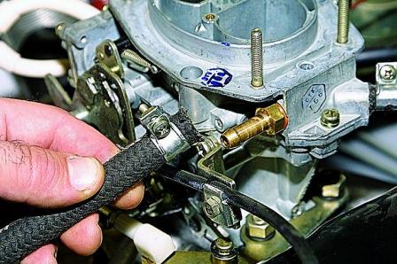 Замена и очистка топливных фильтров автомобиля ВАЗ-2121 с карбюраторным двигателем