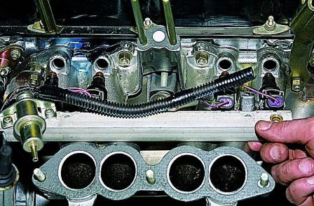 Снятие топливной рампы, проверка и снятие форсунок впрыскового двигателя ВАЗ-2121
