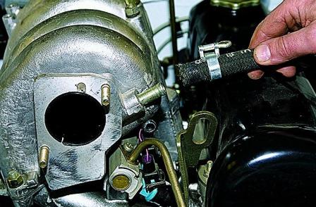 Снятие и установка ресивера впрыскового двигателя ВАЗ-2121