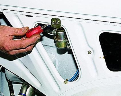 Снятие узлов системы улавливания паров топлива  автомобиля ВАЗ-21214