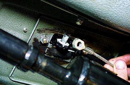 Регулировка и снятие узлов стояночной тормозной системы автомобиля ВАЗ-21213