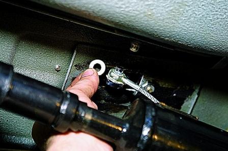 Регулировка и снятие узлов стояночной тормозной системы автомобиля ВАЗ-21213