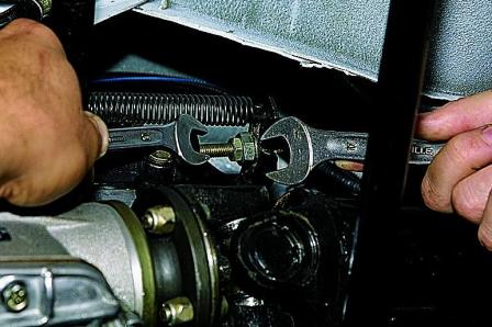 Регулировка привода выключения сцепления автомобиля ВАЗ-2121