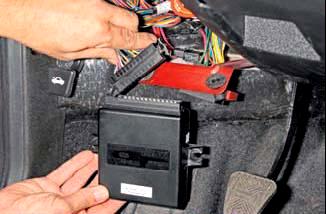 Замена блока иммобилизатора и блока управления электропакетом автомобиля ВАЗ-2123