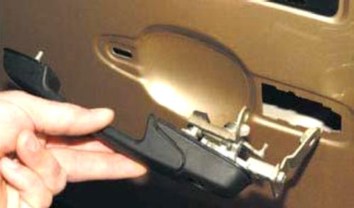 Как разобрать дверь багажника Нива Шевролет