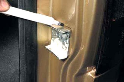 Как разобрать дверь багажника Нива Шевролет