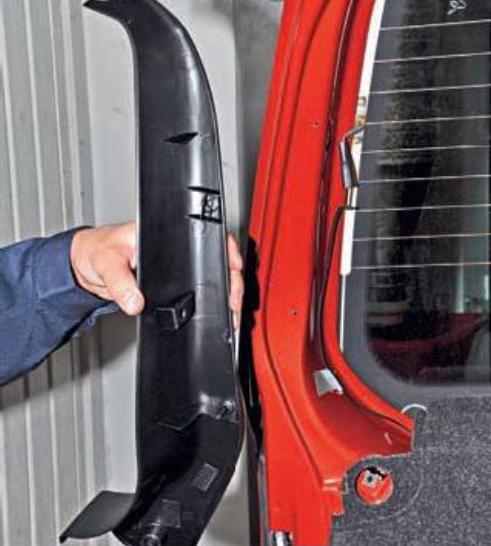 Как снять обивку двери багажника и задней дверцы Chevrolet Niva?
