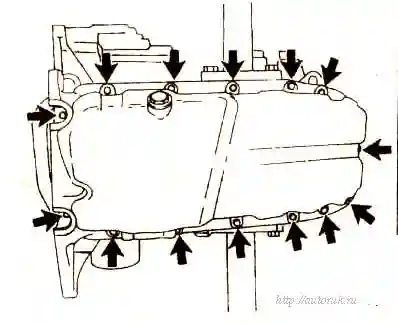 Отвернуть болты крепления картера