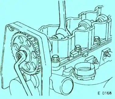 Отвернуть болт крепления звездочки