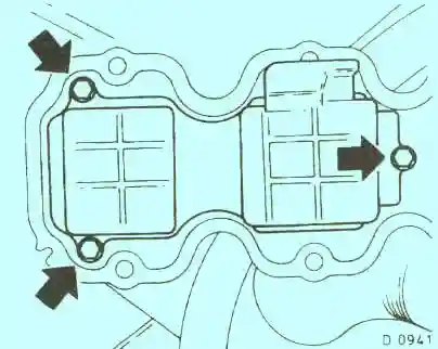 Вывернуть болты крепления крышки