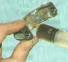 Смажьте моторным маслом шатунные вкладыши в крышках шатунов и шатунные шейки коленчатого вала.